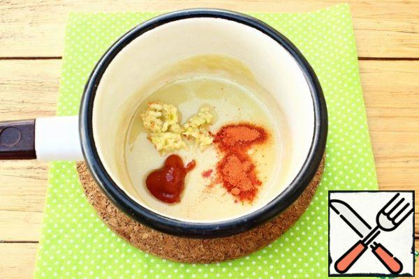 Prepare the sauce. In a small ladle, heat the olive oil, add the flour in small portions, stirring constantly so that there are no lumps. Add garlic (passed through the press), paprika, Tabasco sauce, lemon juice. Add salt and remove from heat.