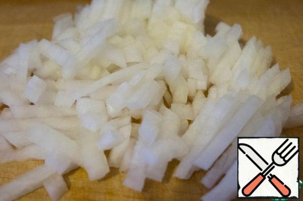 Finely chop the onion and add to the salad.