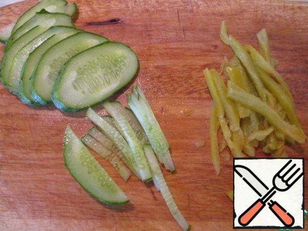With a well-sweated pepper, remove the skin, remove the seeds and cut into strips of 0.5 cm. Leave the remaining juice for refueling. Cut the cucumber obliquely into thin slices, then into strips of 0.5 cm.