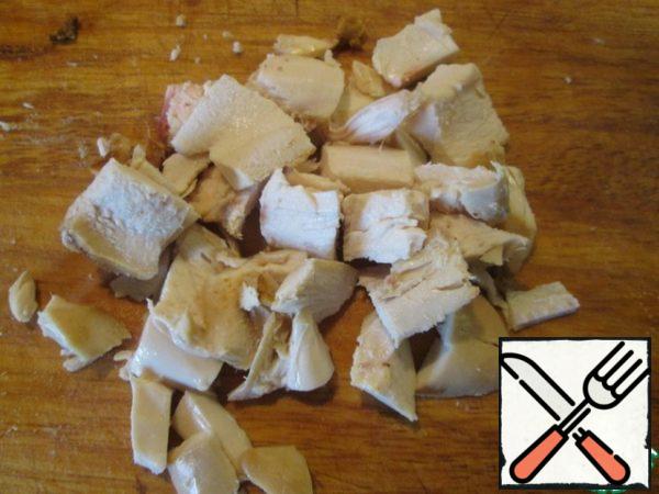 Separate the chicken meat from the bone and cut into plates 3-4 mm wide, then into pieces, about 2 x 2 cm.