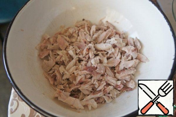 Boil the mushrooms and fillets, cut into strips. I used canned mushrooms, they do not differ much from fresh boiled ones.