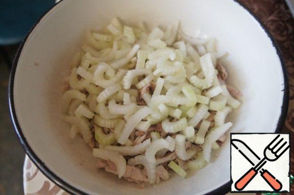 Cut the celery into thin slices.