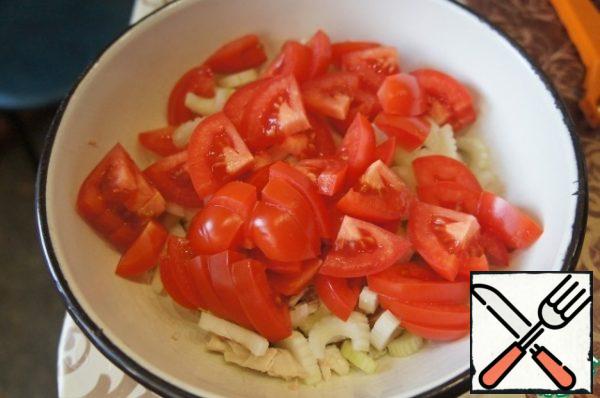 Cut the tomatoes into thin triangles.
