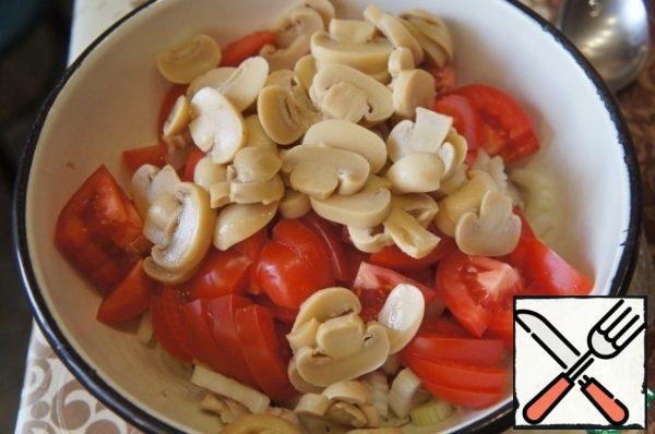 Cut the mushrooms into slices.