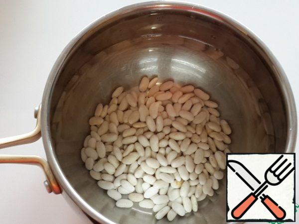 Soak the white beans overnight in cold water, then boil until soft, adding salt to taste at the end

I always boil the beans in advance, and then freeze them in small portions. It's convenient. I took a bag of frozen beans out of the freezer, defrosted them, and that was it.