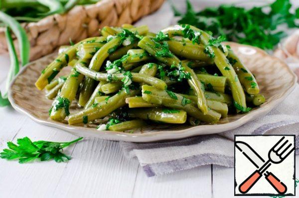 Pour the dressing into the beans, stir and let stand for 20 minutes.
Then the salad can be served, Bon appetit!!!