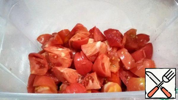 Tomatoes are not cut into small pieces, put in a container with a lid.