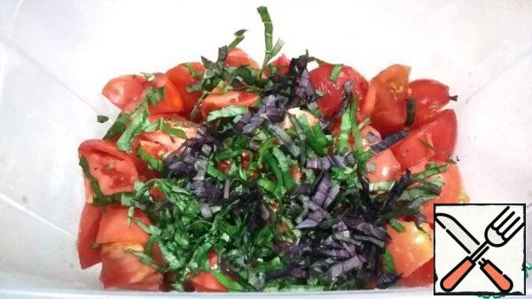 Finely chop the Basil, send it to the tomatoes.