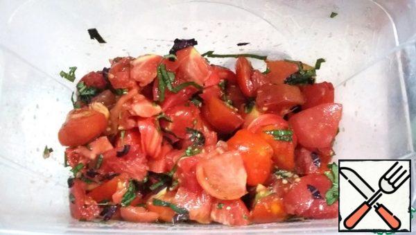 Pour in the soy sauce. Mix everything well and put it in the refrigerator for 15-20 minutes. During this time, the container with tomatoes is periodically shaken to evenly marinate the tomatoes.