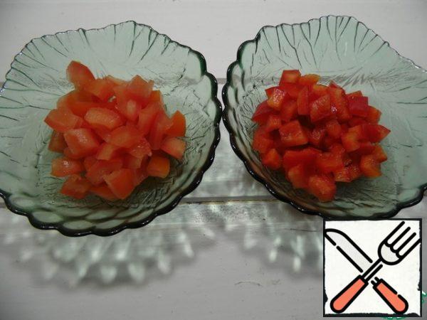 boil rice in boiling salted water until tender, cool. Pepper and tomato cut into cubes.