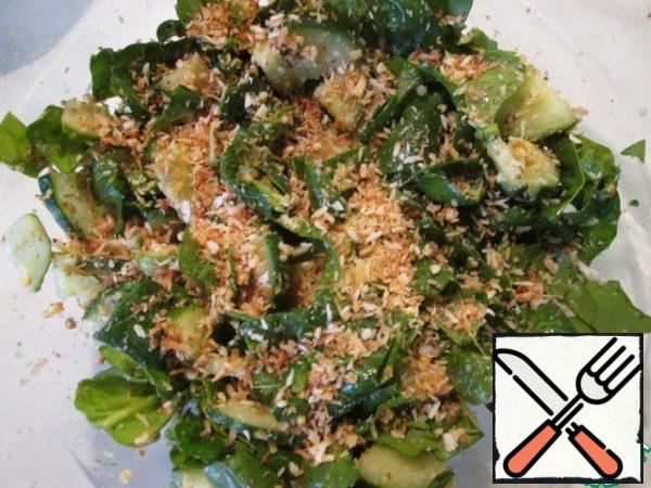 Cut the cucumbers into slices, chop the spinach and coriander coarsely.
Put the cucumbers, herbs, peanuts and coconut chips in a bowl.
Mix honey, soy sauce, olive oil, lemon juice and grated ginger for the dressing.
Mix everything well and pour over the salad.