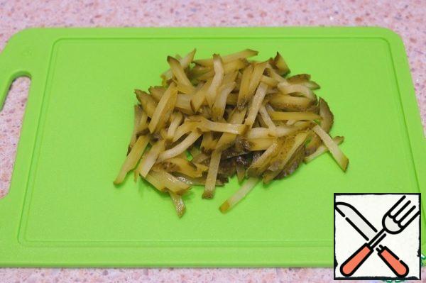 Cut the pickled cucumber into strips.