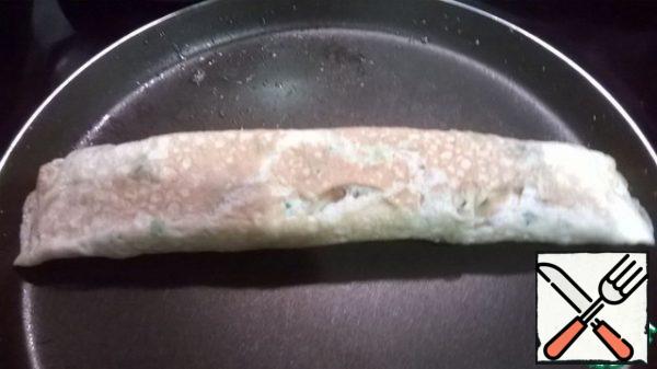Slightly fry the" seam " of the roll.