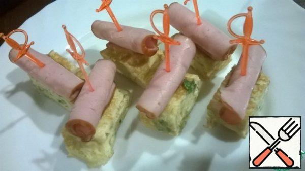 Use a skewer to combine the boiled pork and egg pancake.