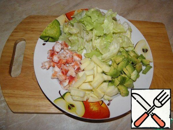 Avocado (ripe) peel, cut into cubes (you can sprinkle with lemon juice so as not to darken), wash the salad leaf, pick medium pieces, crab meat or cut into pieces, or grate on a coarse grater, peel the apple, cut into cubes.
