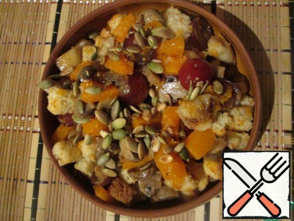 After all the ingredients are prepared, put them in a bowl. In a dry pan, fry the pumpkin seeds lightly. Add crackers to the salad, mix, salt and pepper to taste, sprinkle with vegetable oil. Before serving, sprinkle with pumpkin seeds.