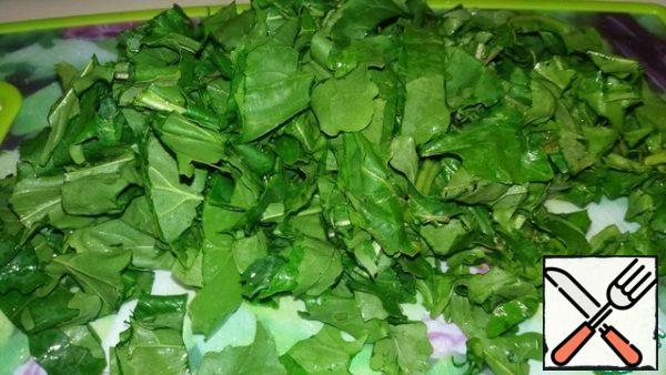 Tear or cut the arugula.