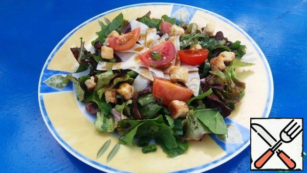 For refueling, mix all the ingredients.
Mix the salad, pour the sauce, put the pieces cheese and wheat crackers on top.