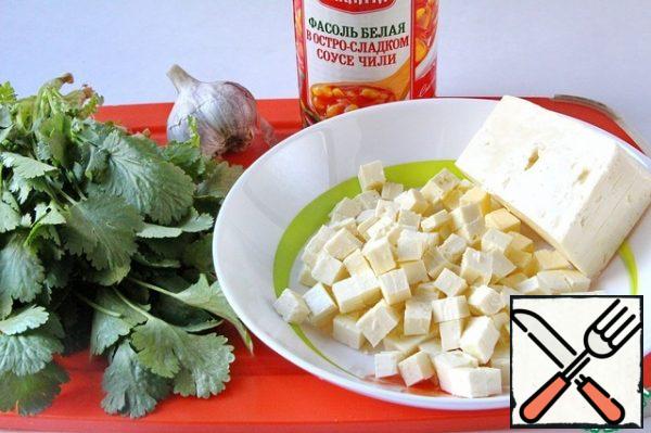 Cut the cheese into small cubes.
You can take any cheese for this salad, according to your taste. It can be Serbian cheese, fetaki and Bulgarian, with the only clarification: the cheese should not be too salty. You need to choose varieties that are more neutral in taste. I used Bulgarian lightly salted cheese, because it does not crumble when mixed and retains the shape of a cube.