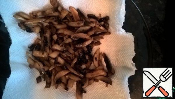 Cut the mushrooms into strips.
Fry.
Place on a napkin.