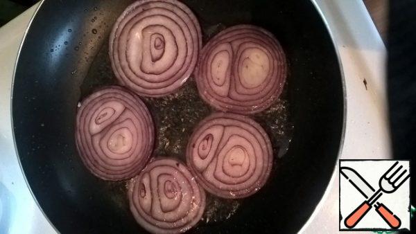 Cut the onion into rings and fry.
Cut into 4 pieces (I like large).