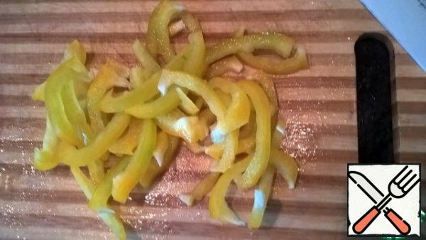 Peel the pepper from the seeds and cut into strips.