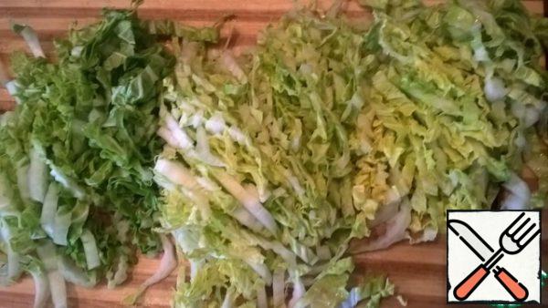 Chop the Peking cabbage.