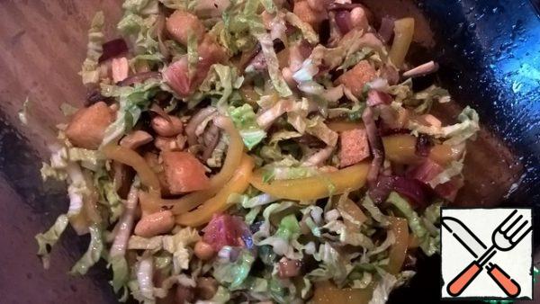 Mix all the chopped ingredients.
Add peanuts and crackers.
Fill with the resulting sauce.
