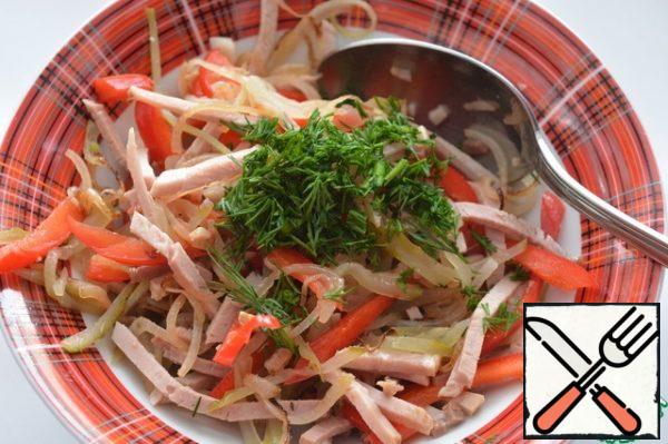 Mix all the ingredients of the salad, add chopped dill.