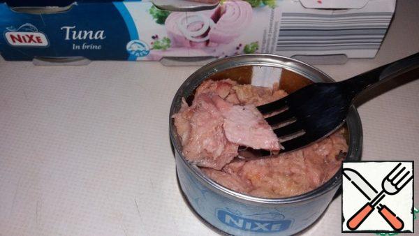 Squeeze the tuna from the excess liquid. Send it to the salad bowl.