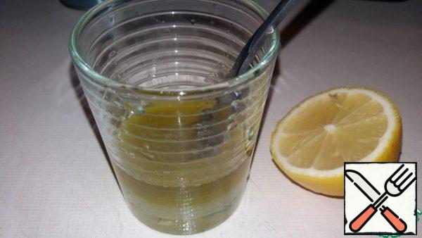 Prepare the dressing by mixing the oil with lemon juice. Pour over the salad.