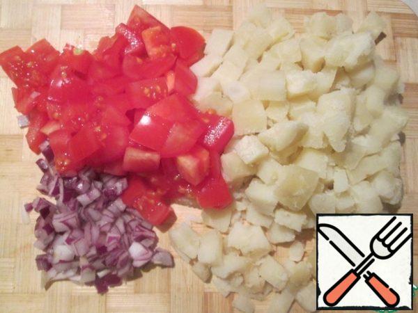Potatoes are boiled in a uniform, cooled, cut into small cubes. Tomatoes are cut into four parts, onions are chopped finely. Boil the beans in salted water until tender.