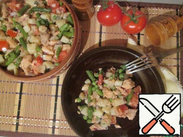In a salad bowl, combine the ingredients, salt, pour olive oil, mix.