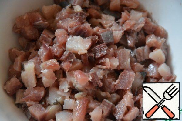 Remove the head and tail from the herring. Clear. Gut it. Remove the bones as much as possible. Fillet is not coarsely chopped.