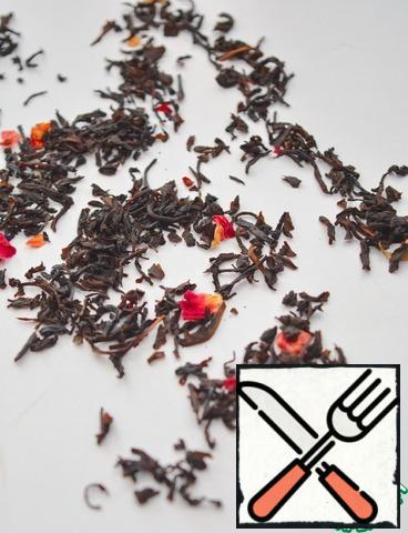 I took the flavored tea. In its composition: black tea, cranberries, vanilla, dried pineapple, rose petals.