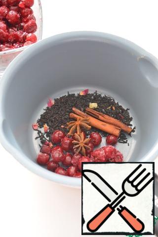 cherries can be taken frozen. Put tea (tea leaves), cherries (half of the specified amount), star anise and cinnamon in a ladle.