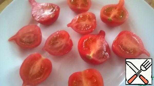 Cut tomatoes in half.