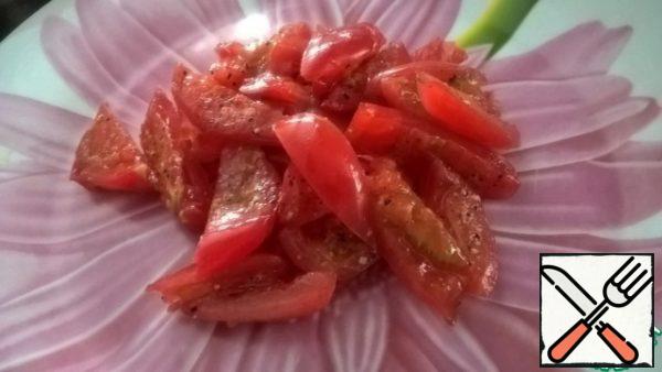 Chop the tomatoes coarsely.
