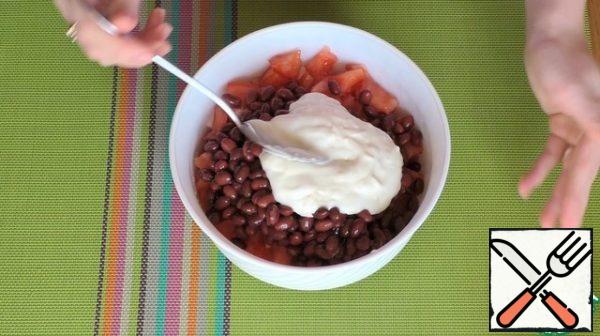 Season the salad with mayonnaise and serve!