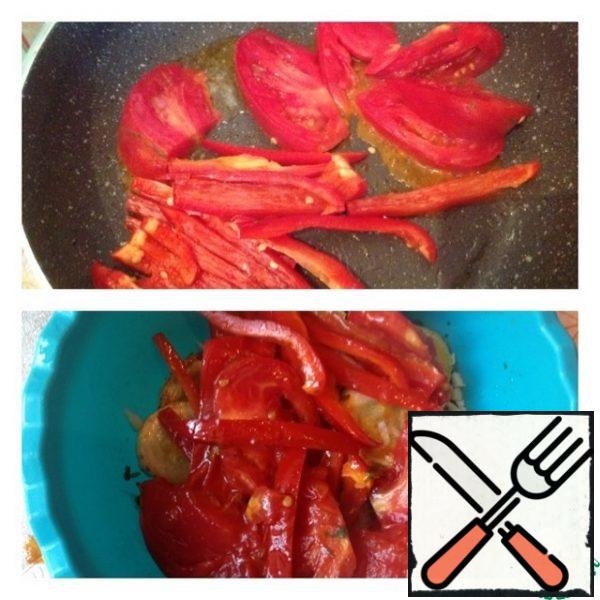 Pepper cut into strips, tomatoes are quite large slices. Fry for a couple of minutes in vegetable oil. So that the vegetables become soft, but remain al dente. Place on top of the zucchini with garlic. Gently mix the salad.