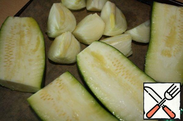 Zucchini cut lengthwise in half, or can be on the plate, faster baked.
Peel the onion and cut it into quarters.
Drizzle with oil and bake for about 20 minutes at a temp of 200 deg. Bake until soft.