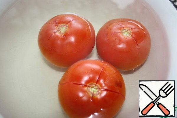 Tomatoes cut and pour boiling water for 8 minutes.