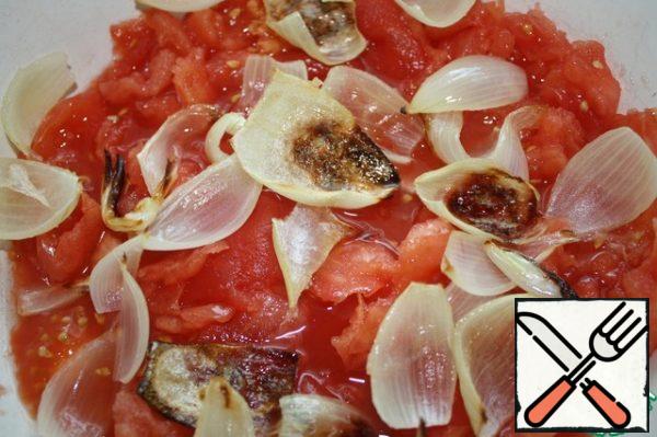 Remove the skin from the tomatoes and crush them.
Onions are also cut, so the salad is called scraps, because everything is cut with your hands.
But if you do not like large onions, then cut them finely.Remove the skin from the tomatoes and crush them.
Onions are also cut, so the salad is called scraps, because everything is cut with your hands.
But if you do not like large onions, then cut them finely.