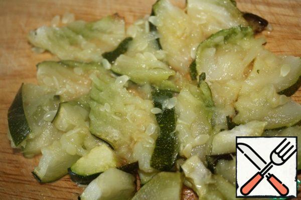 The cooled zucchini is also crushed.
Add to the salad, try again for salt and add oil.