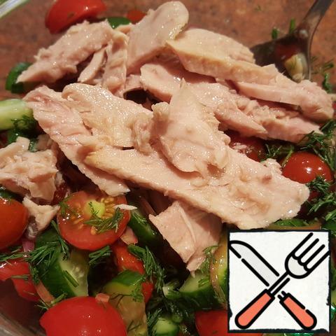 Add the canned tuna to the salad bowl along with the oil/part of the oil.