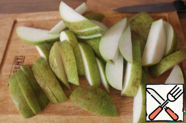 Cut the pears into slices.
You can pre-peel them if you don't like them with the skin.