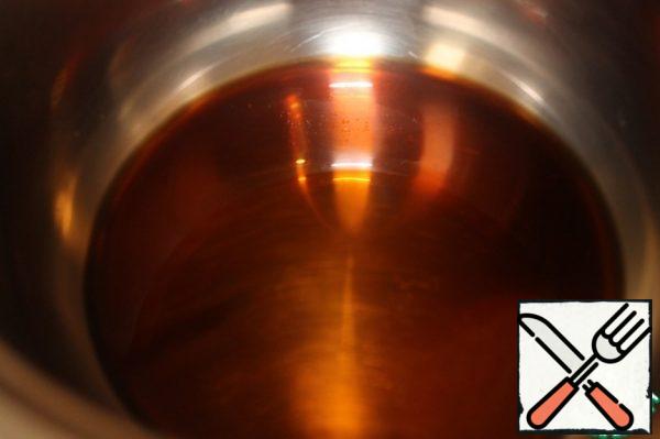 For dressing, heat the vinegar in a saucepan, add the sugar and remaining soy sauce (1.5 tbsp), and heat until the sugar dissolves, stirring.