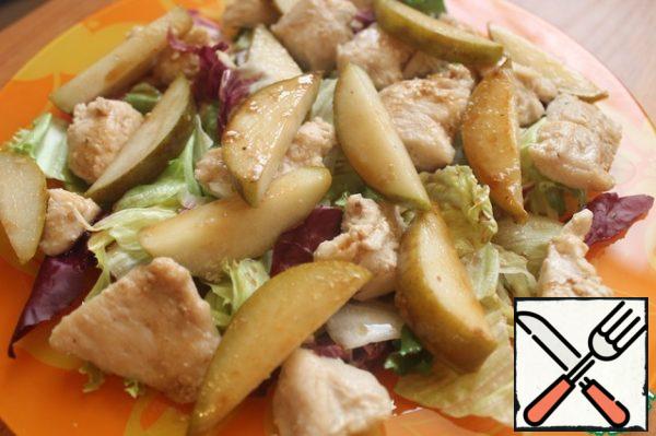 Put the salad mix, chicken and pears on the dish and pour the dressing over it.