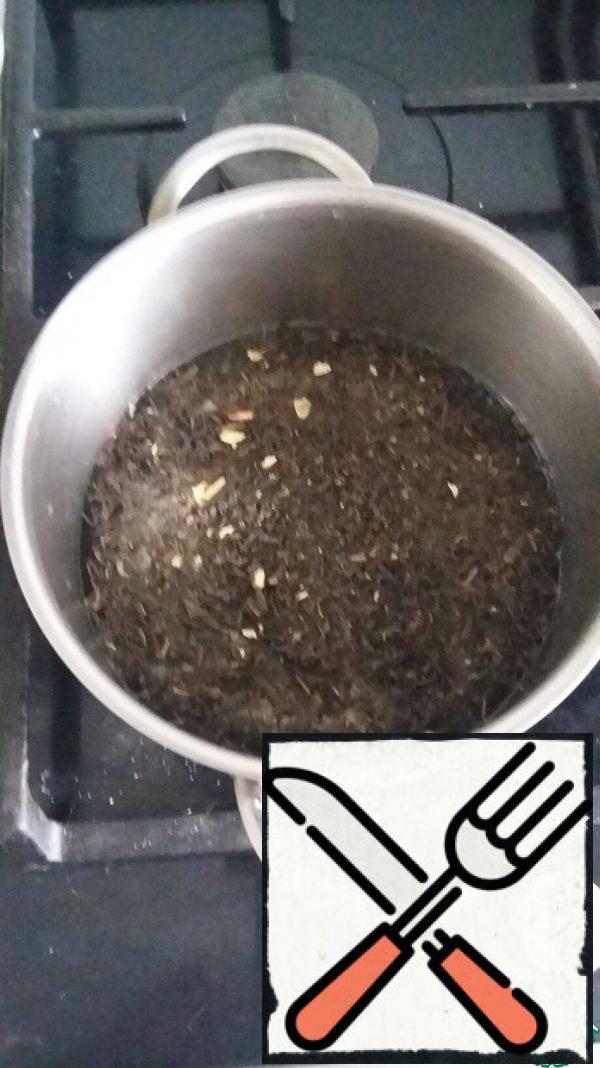 In a small saucepan, pour water and pour the tea leaves.