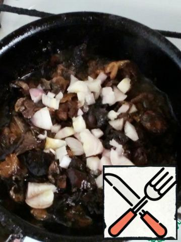 In a preheated frying pan, fry the mushrooms together with the onions. Add soy sauce and fry until tender.